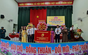 Lãnh đạo Đảng trao lẵng hoa chúc mừng Đại hội